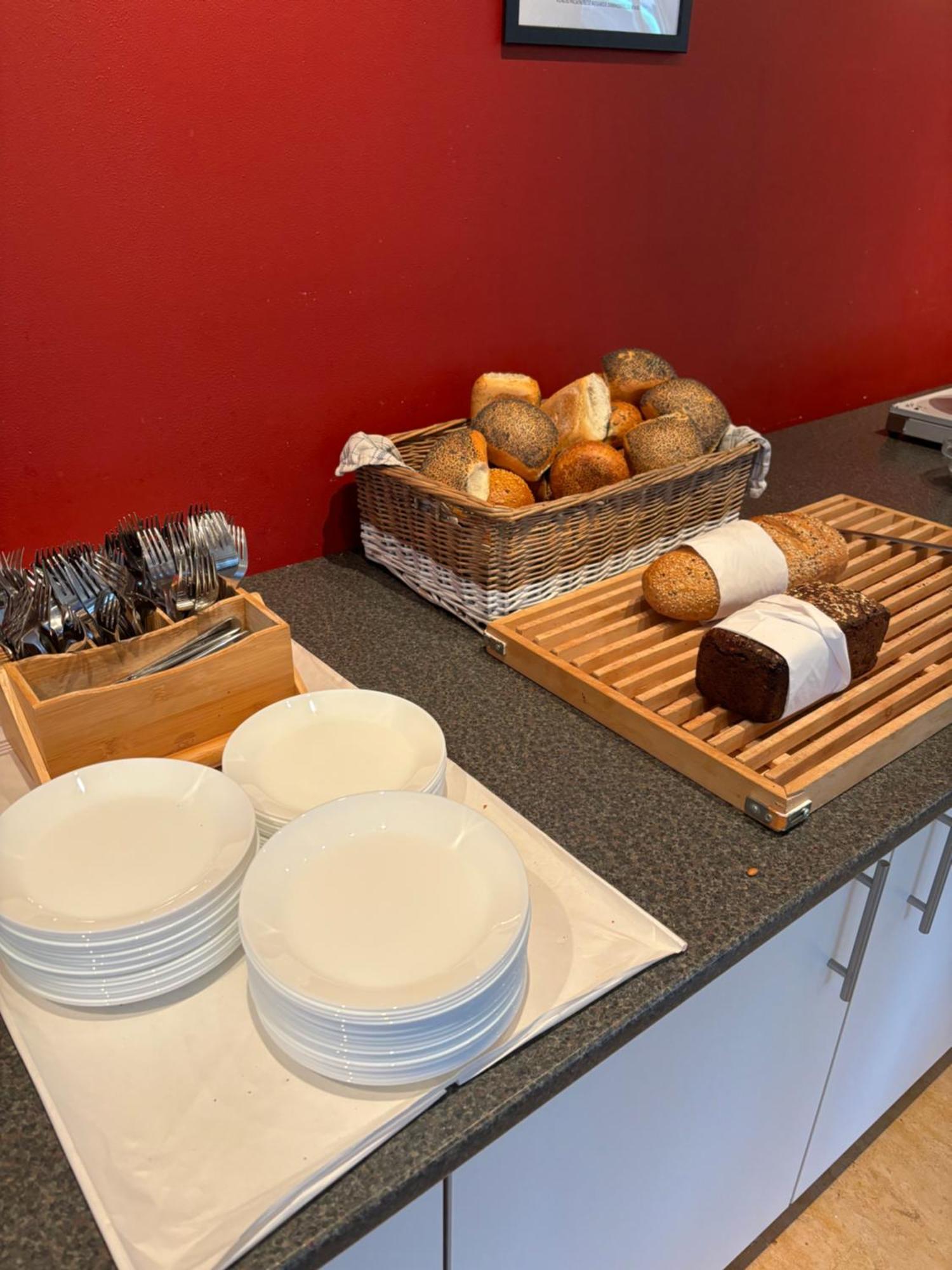 Danhostel Odense City Exterior foto A selection of bread and pastries at a buffet