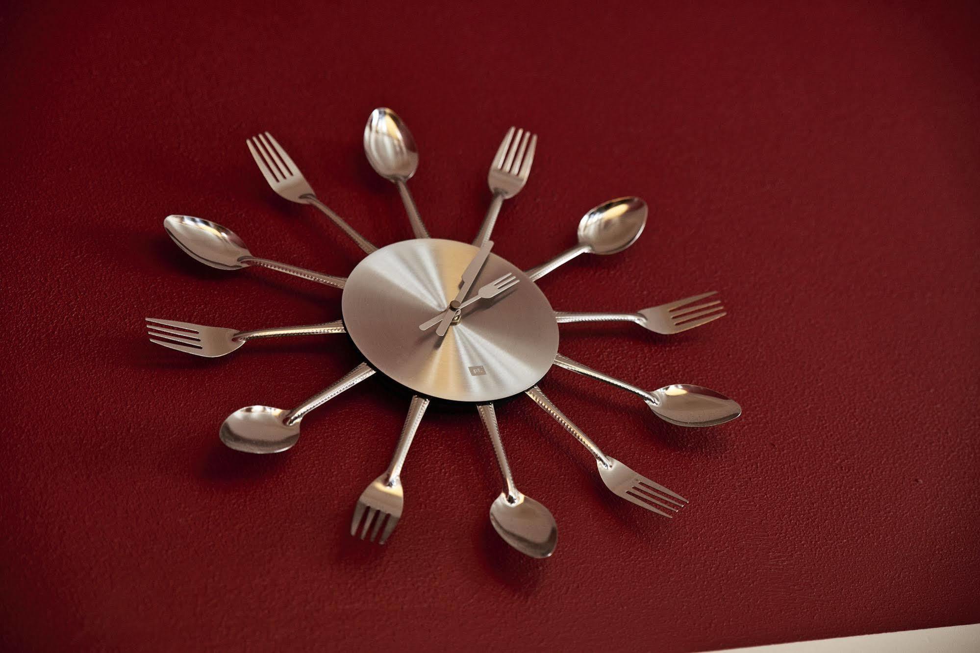 Danhostel Odense City Exterior foto Clock made of cutlery
